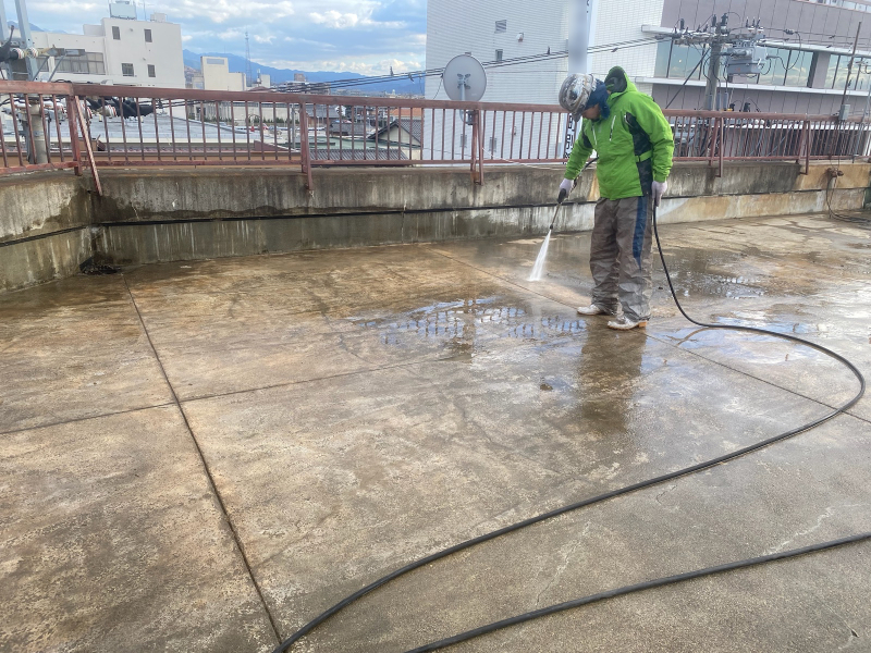 防水工事　高圧洗浄中