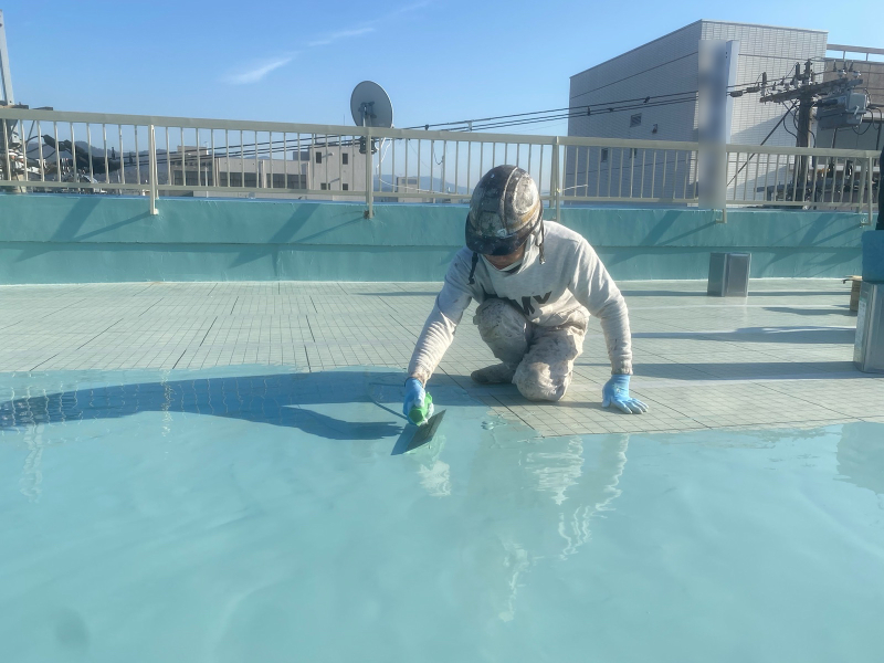 防水工事　防水材１回目施工中