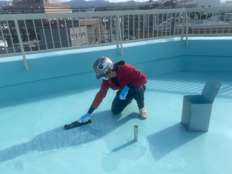 防水工事　防水材2回目施工中