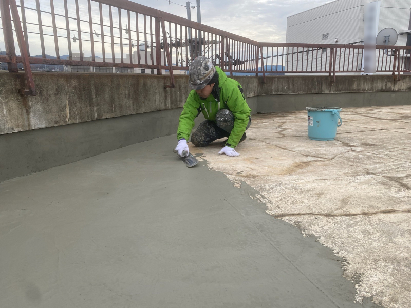 防水工事　カチオンセメント施工中