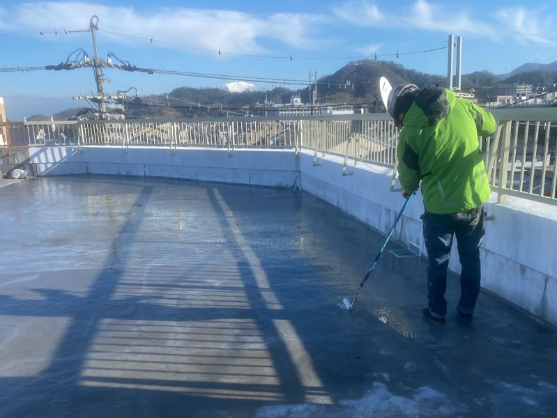 防水工事　プライマー施工中