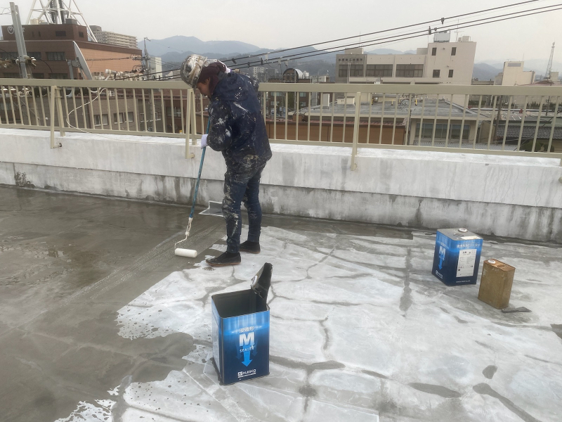 防水工事　シーラー施工中
