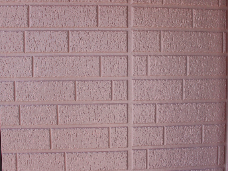 ピンク色の塗料で塗った外壁