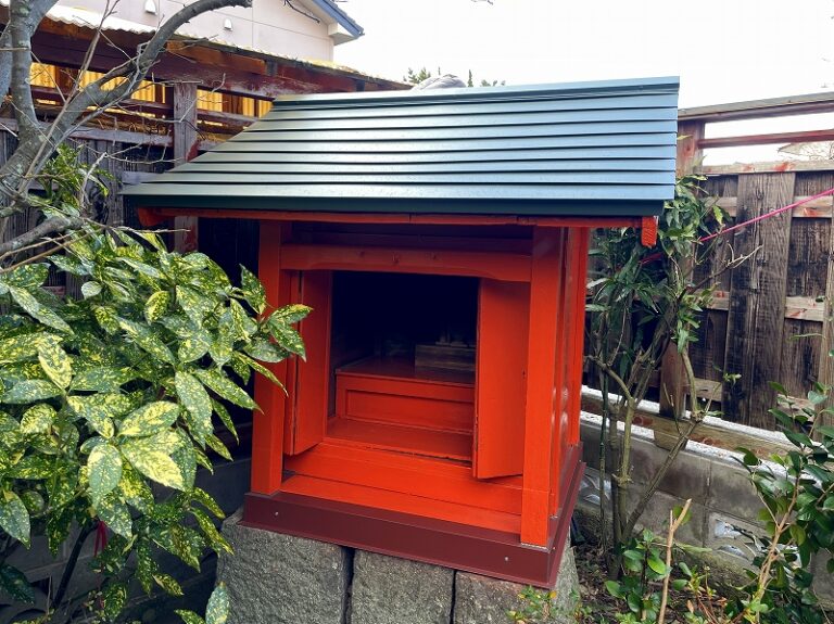 稲荷祠の屋根葺き替え・外壁塗装後