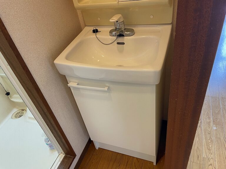 彦根市内の社宅にて洗面化粧台本体取替施工後