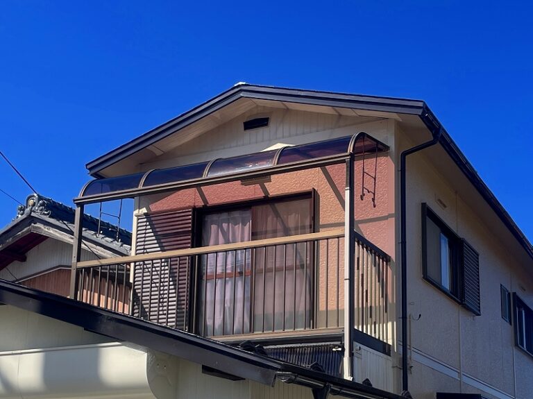 彦根市内の社宅にてベランダ屋根材のポリカ交換前