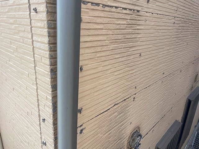 彦根市で特に劣化が進んでいるサイディングボードの張り替え前