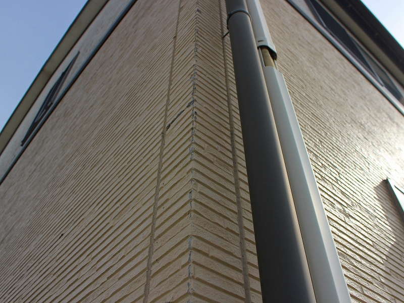 彦根市で特に劣化が進んでいる出隅の張り替え前