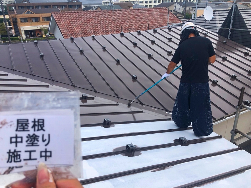 守山市U様邸 屋根中塗り中