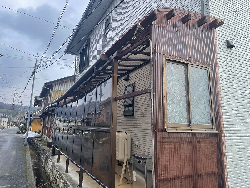 長浜市で大雪の被害を受けられた住宅のテラス屋根を修理する前