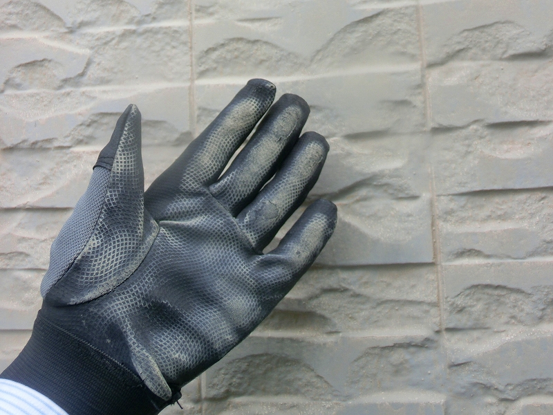 手に白い粉がつく