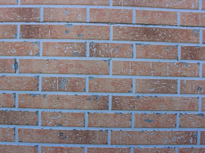 直接雹が当たって急に損傷した外壁