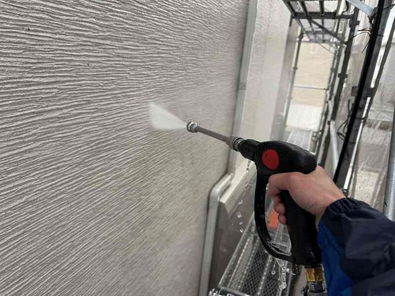 外壁高圧洗浄中