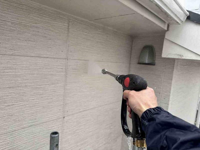 外壁高圧洗浄中