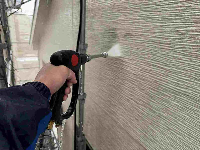 外壁高圧洗浄中