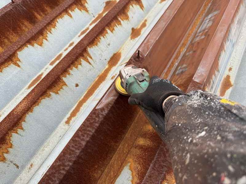 屋根研磨作業中