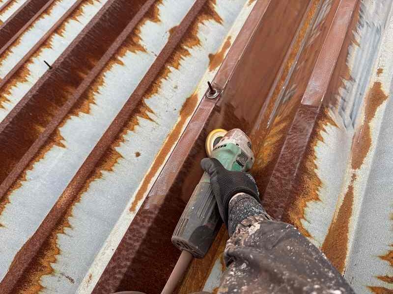 屋根研磨作業中