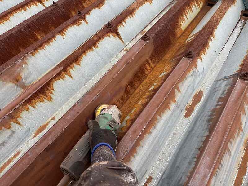 滋賀県彦根市の住宅で折半屋根のケレン作業を行いました。