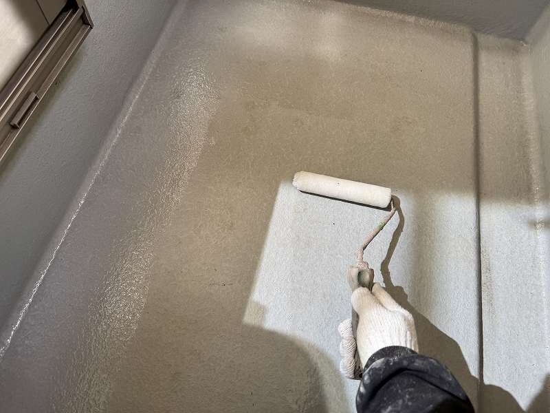 ベランダ防水下塗り中