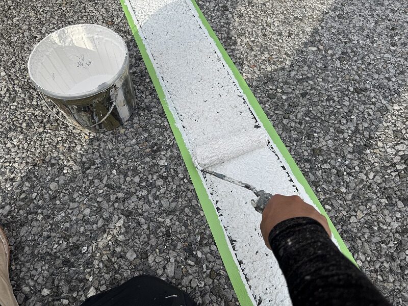 彦根市内のビルの前の駐車場のライン引き工事中