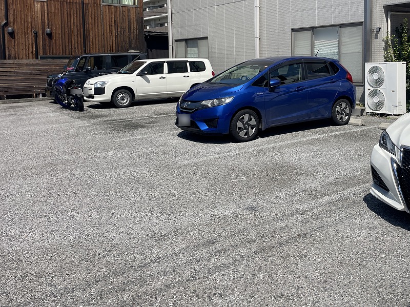 彦根市内のビルの前の駐車場のライン引き工事前