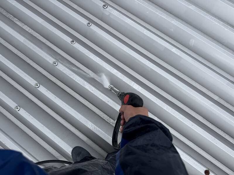 屋根高圧洗浄中