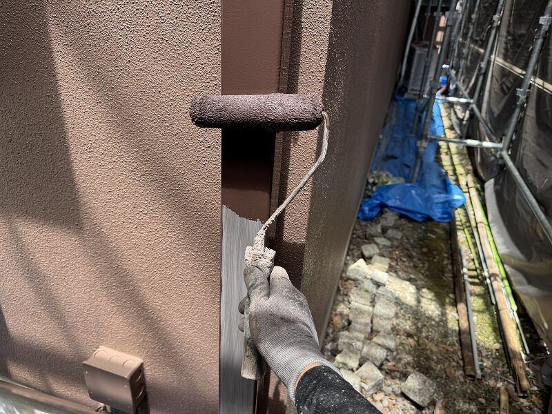 付帯部塗装中
