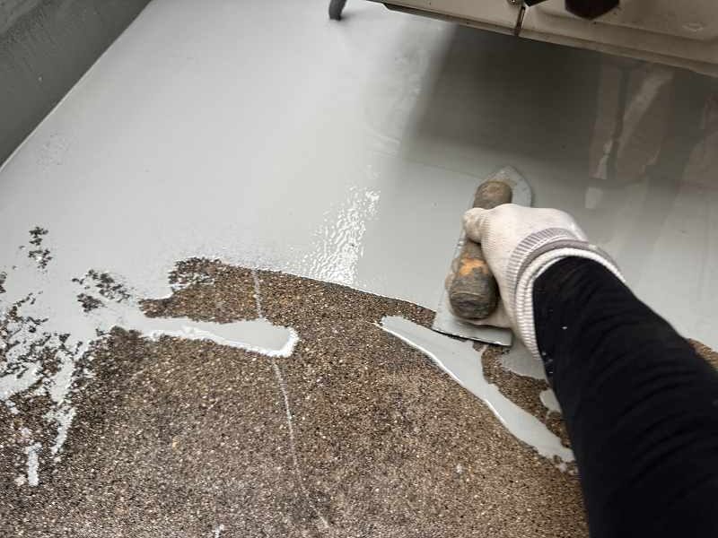 ベランダ防水樹脂塗装中