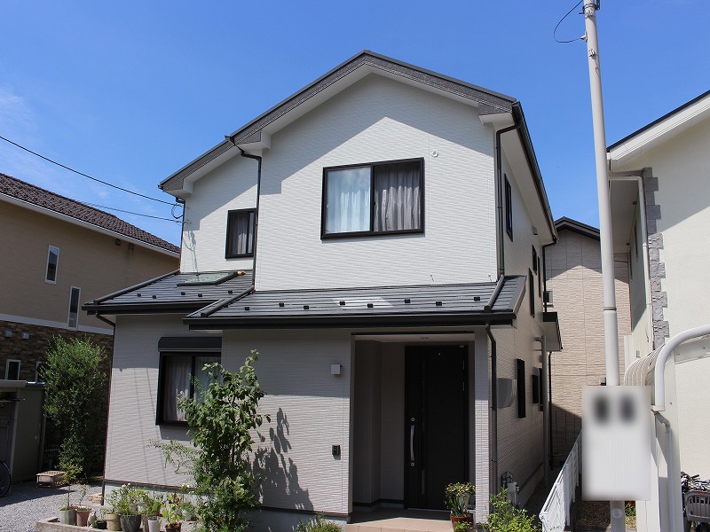 彦根市のY様邸　外壁と屋根の施工後の全体写真