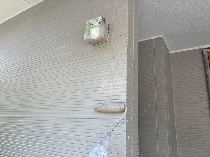 彦根市のY様邸 外壁の上塗りを施工している作業中の写真