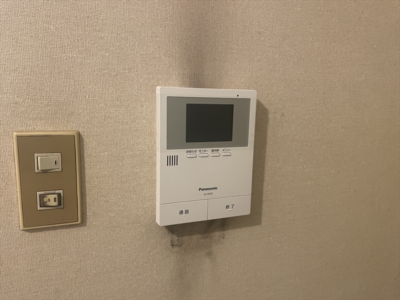 録画機能のついたモニター付きインターホンを設置した室内の状況