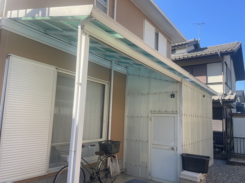 滋賀県彦根市で雪害により破損したポリカーボネートの波板を火災保険を使用して修繕する前の状態