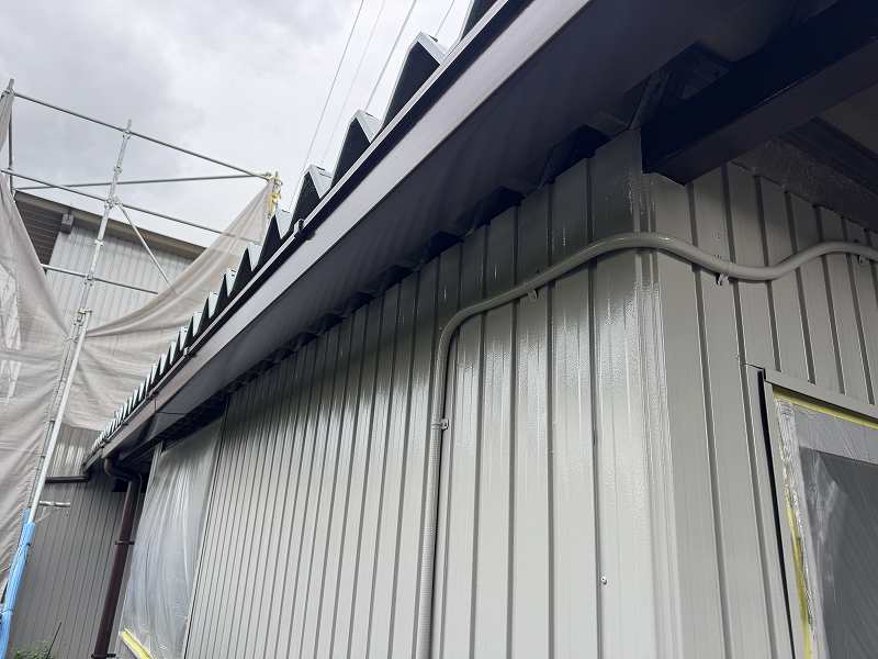滋賀県彦根市の農業倉庫の雨樋塗装後の状態