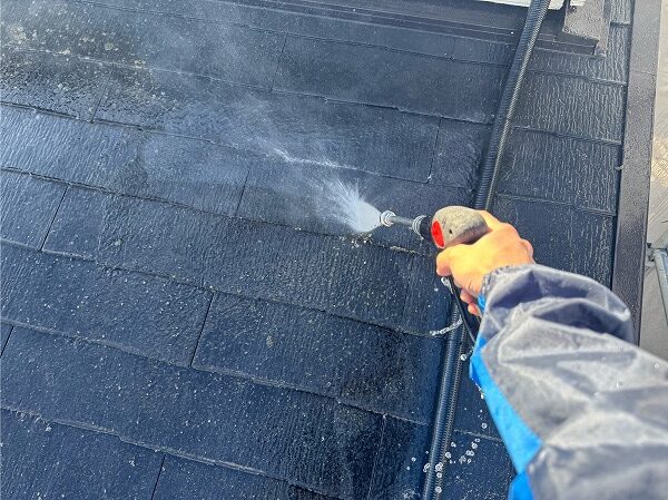 長浜市のH様邸　屋根を高圧洗浄している作業の様子