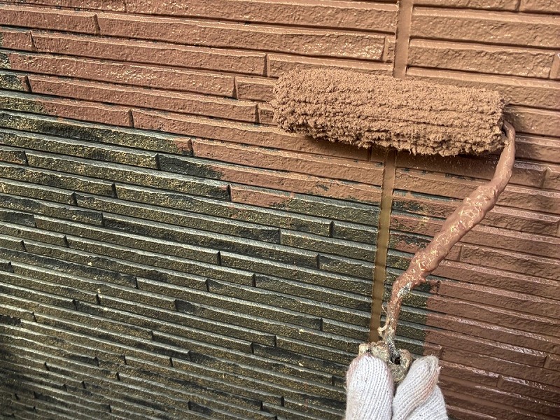 長浜市のH様邸　屋根の中塗りを施工している作業中の写真