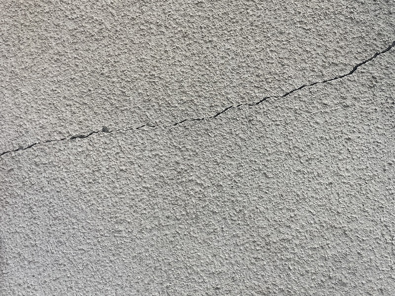 大津市の戸建て住宅でひび割れたモルタル外壁のクラックを補修する前の状態