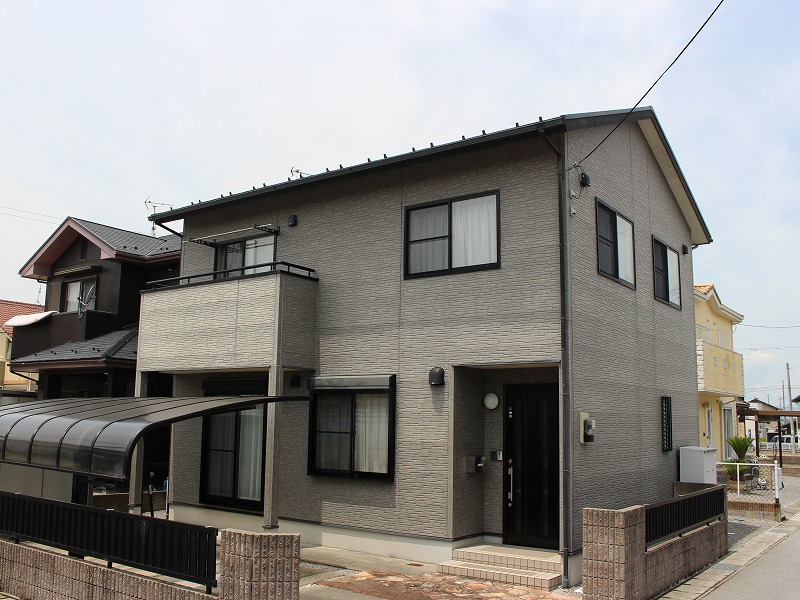 犬上郡豊郷町の住宅で外壁塗装施工前の全体写真