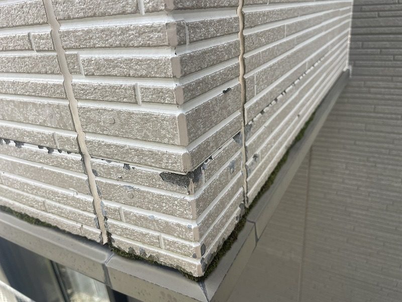 彦根市の住宅で行ったベランダ出隅板金カバー施工前の様子