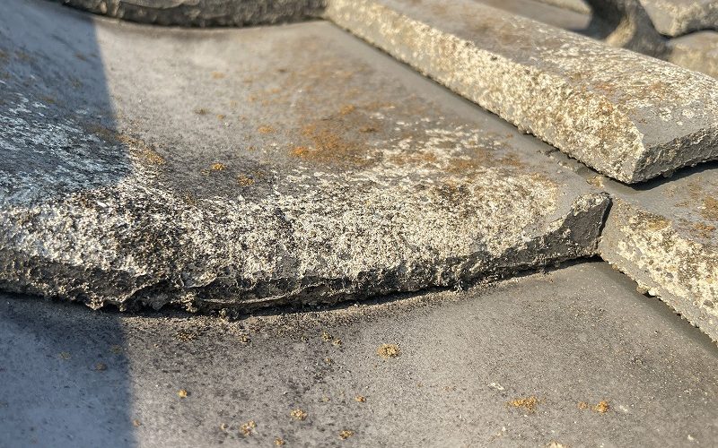 滋賀県彦根市の住宅のセメント瓦に発生した塗膜のはがれの様子