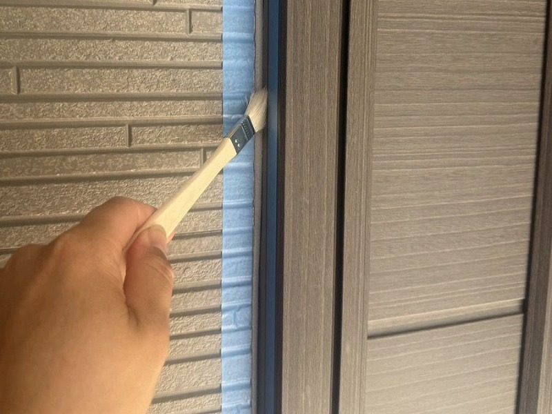 彦根市のY様邸　外壁の目地にプライマーを塗布している工程
