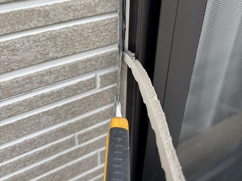 彦根市のY様邸　外壁の既設のシーリングを撤去している作業の様子