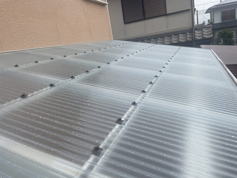滋賀県彦根市で雪害により破損したポリカーボネートの波板を熱線遮熱タイプの波板ポリカに交換した後の状態