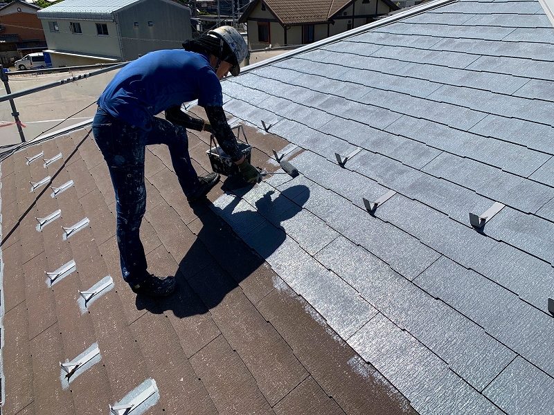 犬上郡豊郷町H様邸 屋根下塗り中