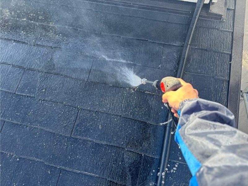 長浜市のH様邸　屋根を高圧洗浄している作業の様子