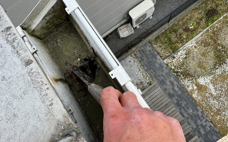 滋賀県彦根市にて漏水の為、雨樋掃除中