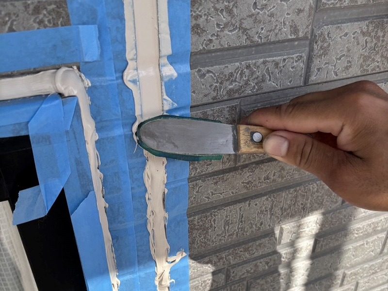 toyosato-Tsama-exterior-wall-sealant-smoothling