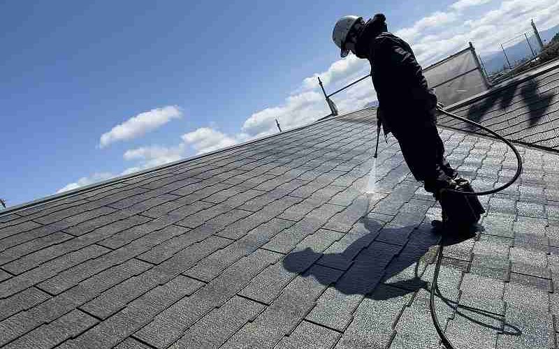 屋根高圧洗浄中