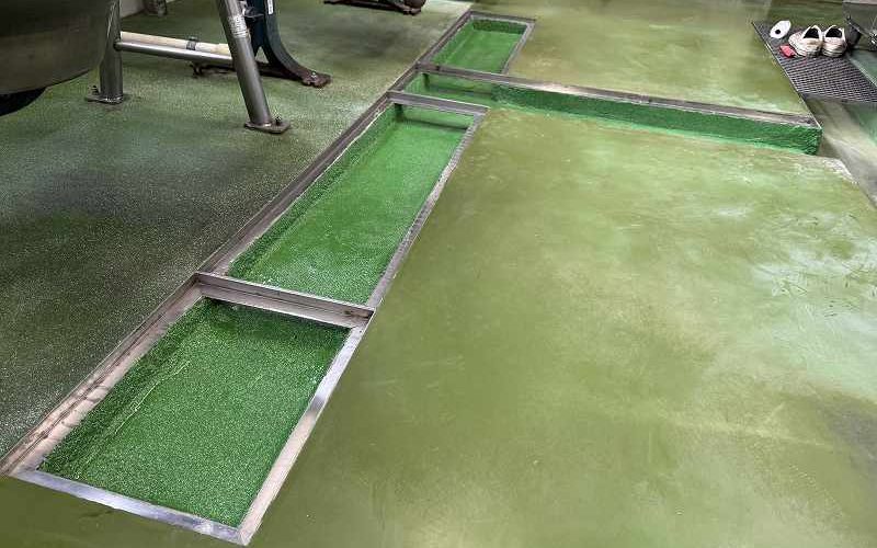 排水溝内部　上塗り完了