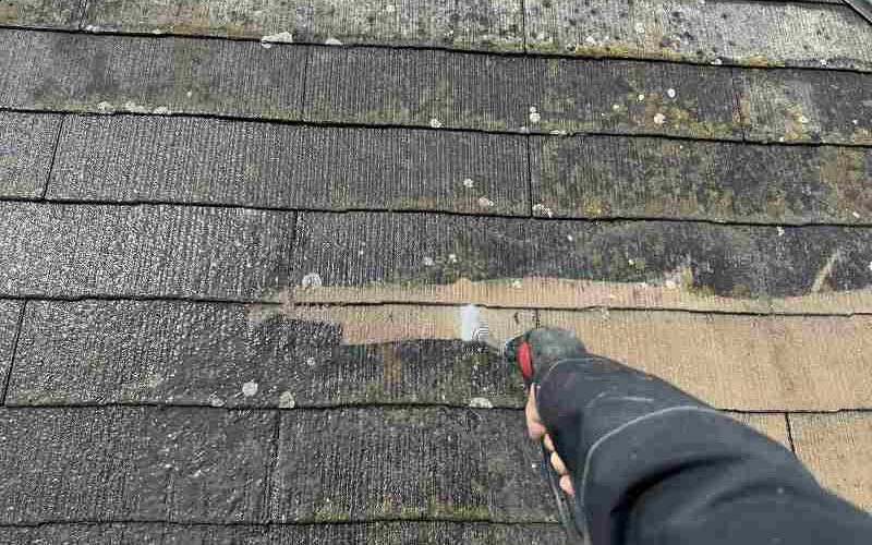 屋根高圧洗浄中