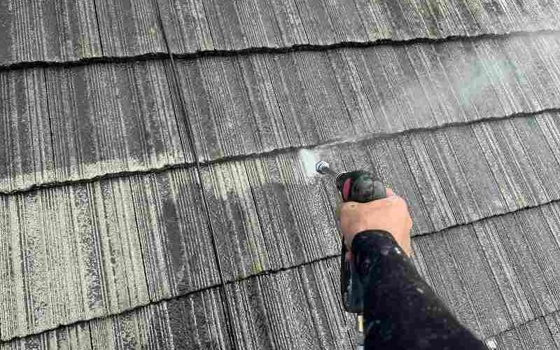 屋根高圧洗浄中